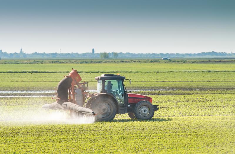 Irrorazione di pesticidi su una coltivazione di soia