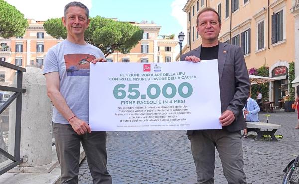 presentazione firme petizione caccia