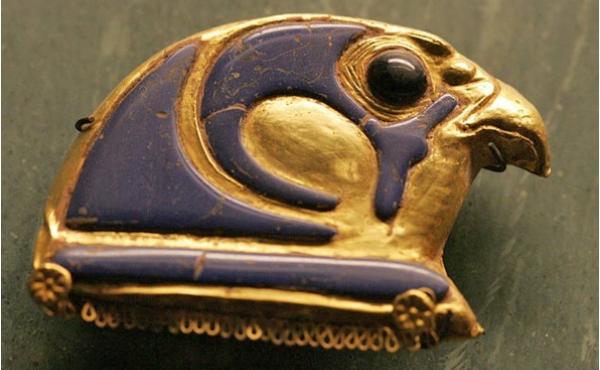 Testa di Horus, in oro e vetro. Museo del Louvre, Parigi (Foto di Rama)