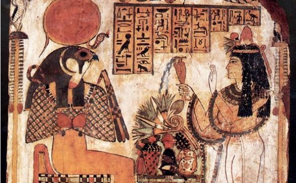 Un'immagine dell'Antico Egitto raffigurante il dio Horus come un falco antropomorfo