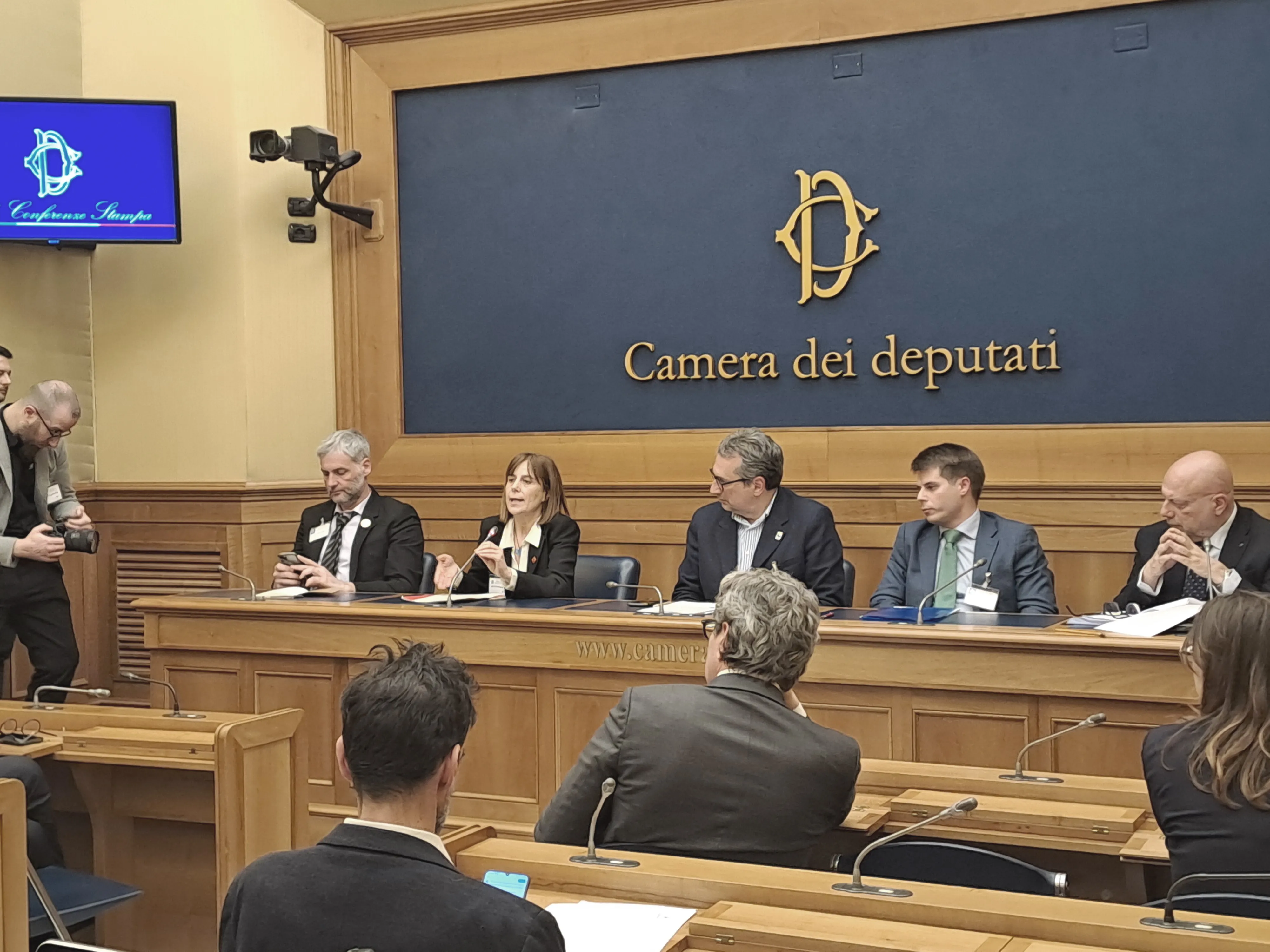 Da sinistra a destra: Roberto Scacchi (Legambiente), Giorgia Gaibani (Lipu), Dante Caserta (WWF), Avv. Enrico Mantovani, Gaetano Benedetto (WWF)