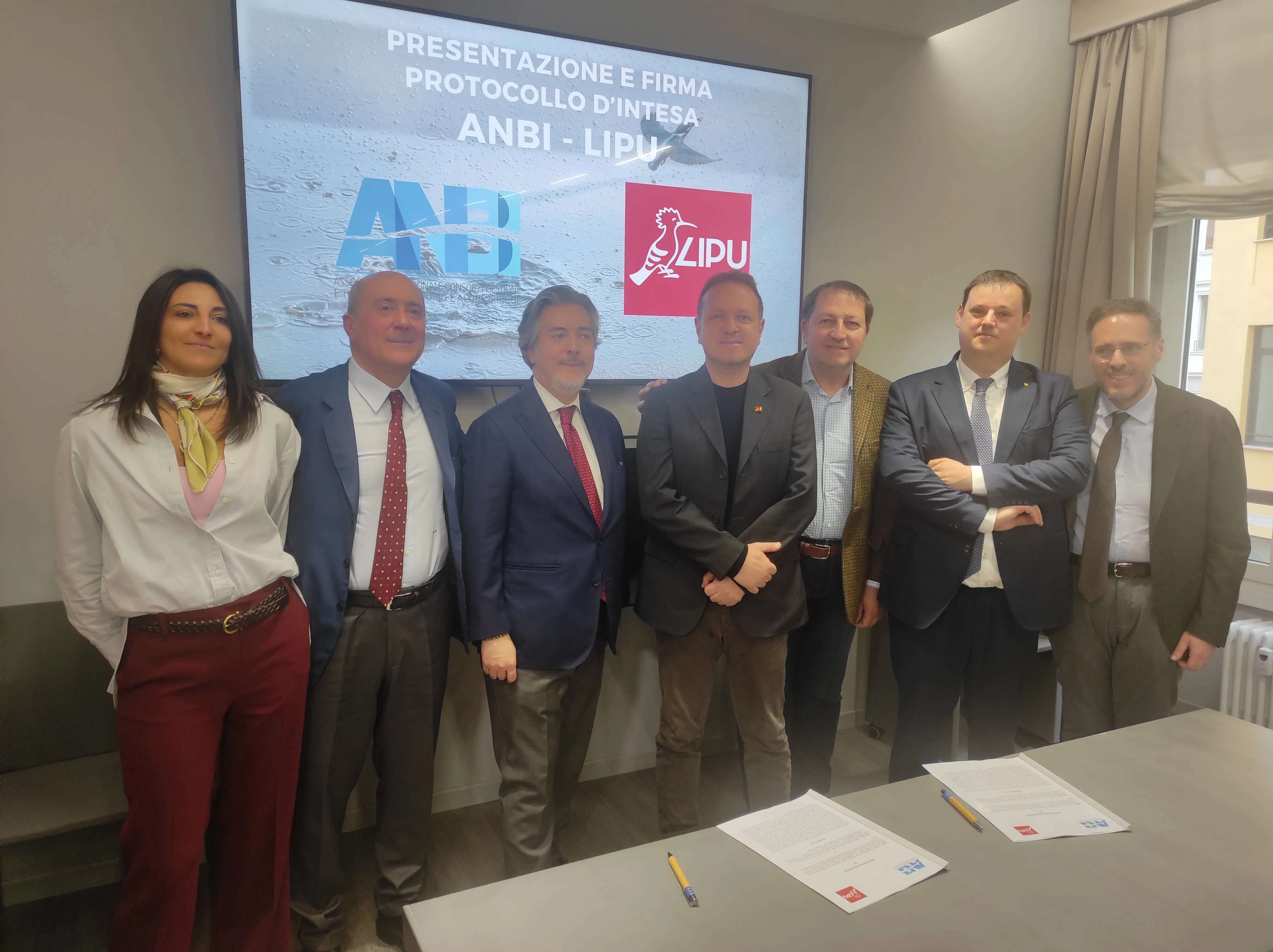 Da sinistra: Caterina Truglia, vice Direttrice ANBI; Massimo Gargano, Direttore ANBI, Francesco Battistoni, vice Presidente Commissione Ambiente Camera Deputati;  Alessandro Polinori, Presidente della Lipu; Ugo Faralli, responsabile Oasi e Riserve della Lipu; Francesco Vincenzi, Presidente ANBI e Francesco Todisco, Commissario Consorzio di bonifica Bacino Inferiore Volturno
